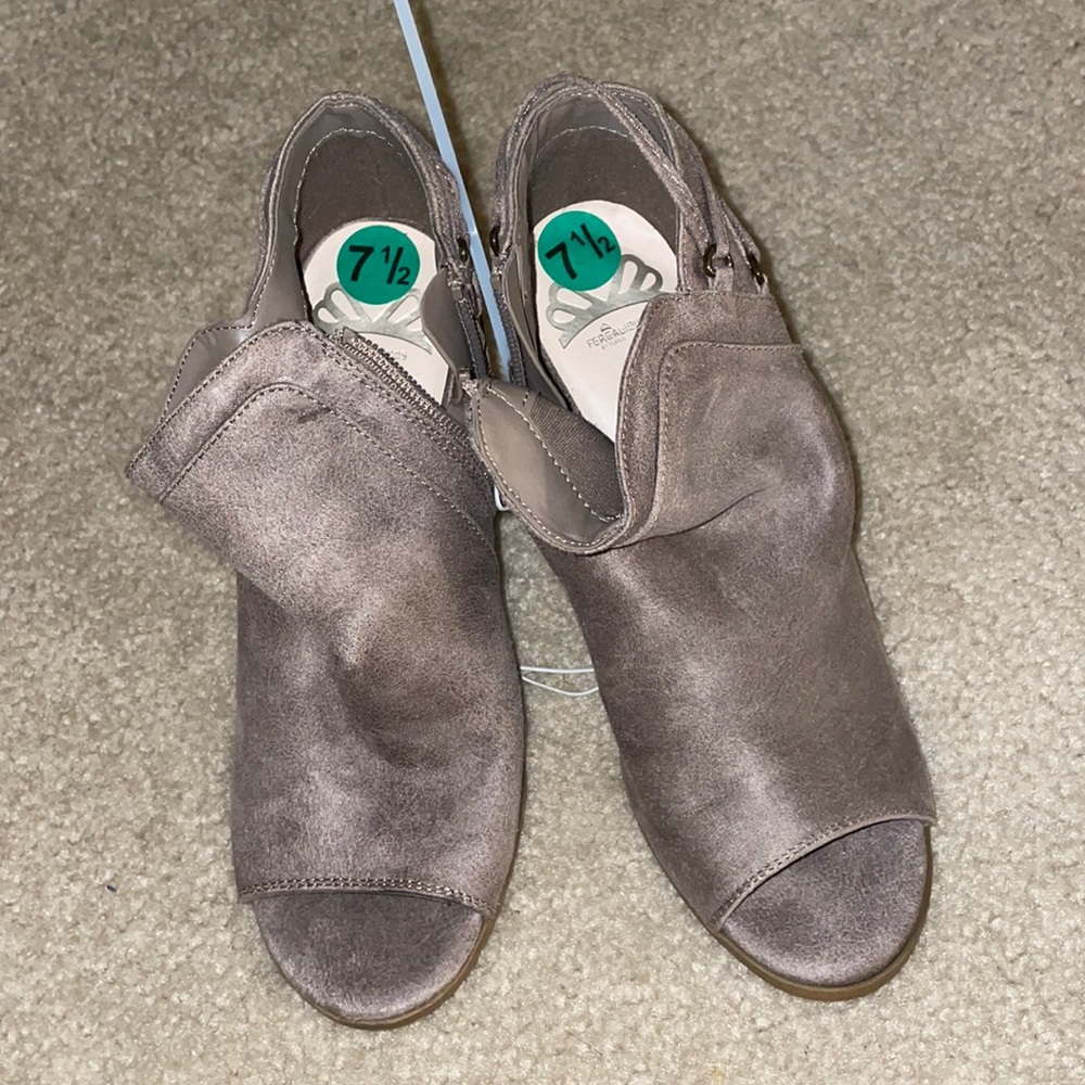 FERGALICIOUS beige heels size 7.5